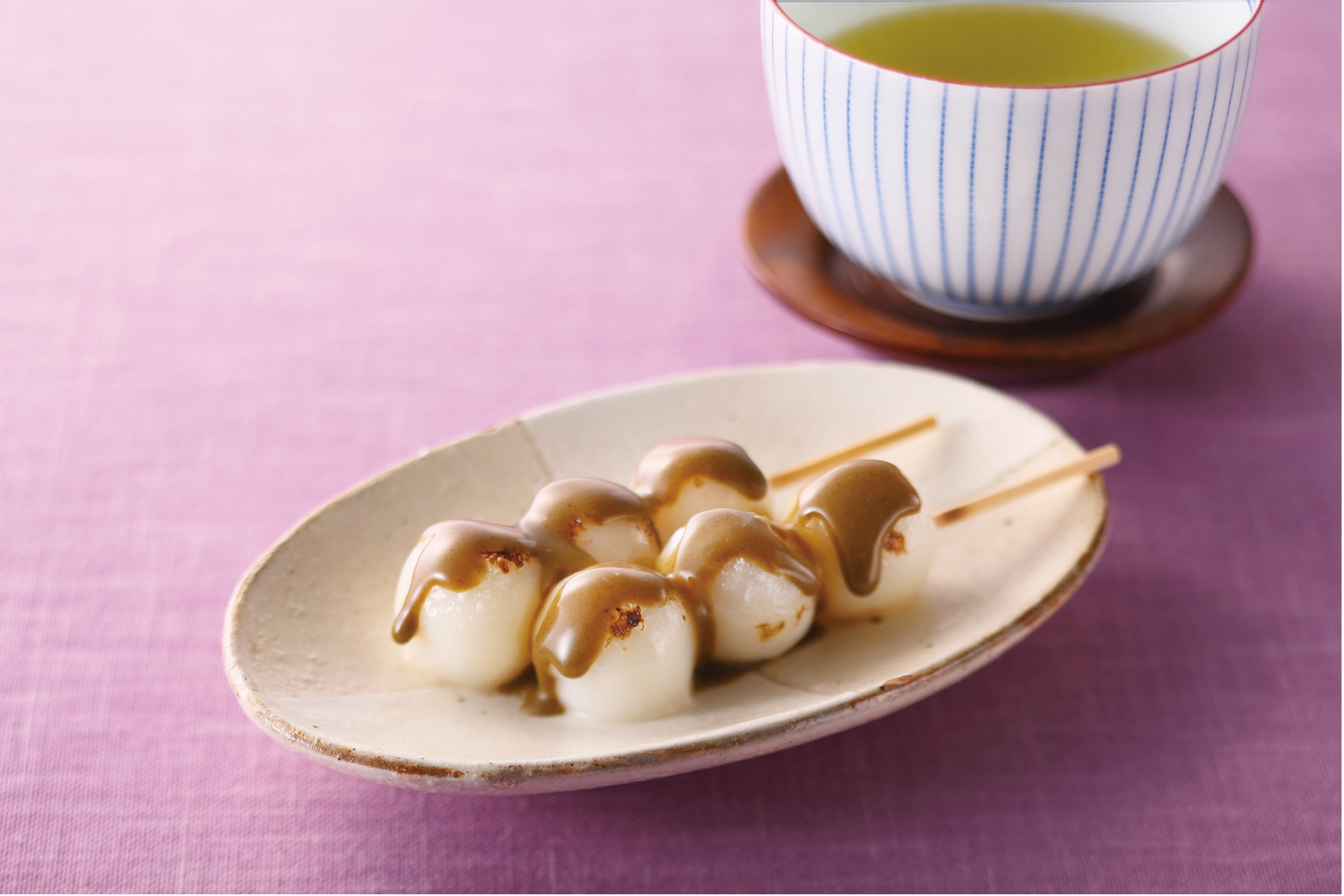 Shiratama dango covered with Hojicha