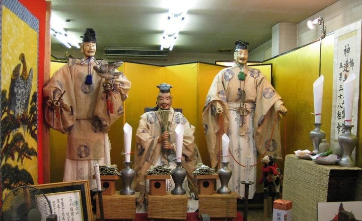 Chikiriya and the neighboring float "Takayama"