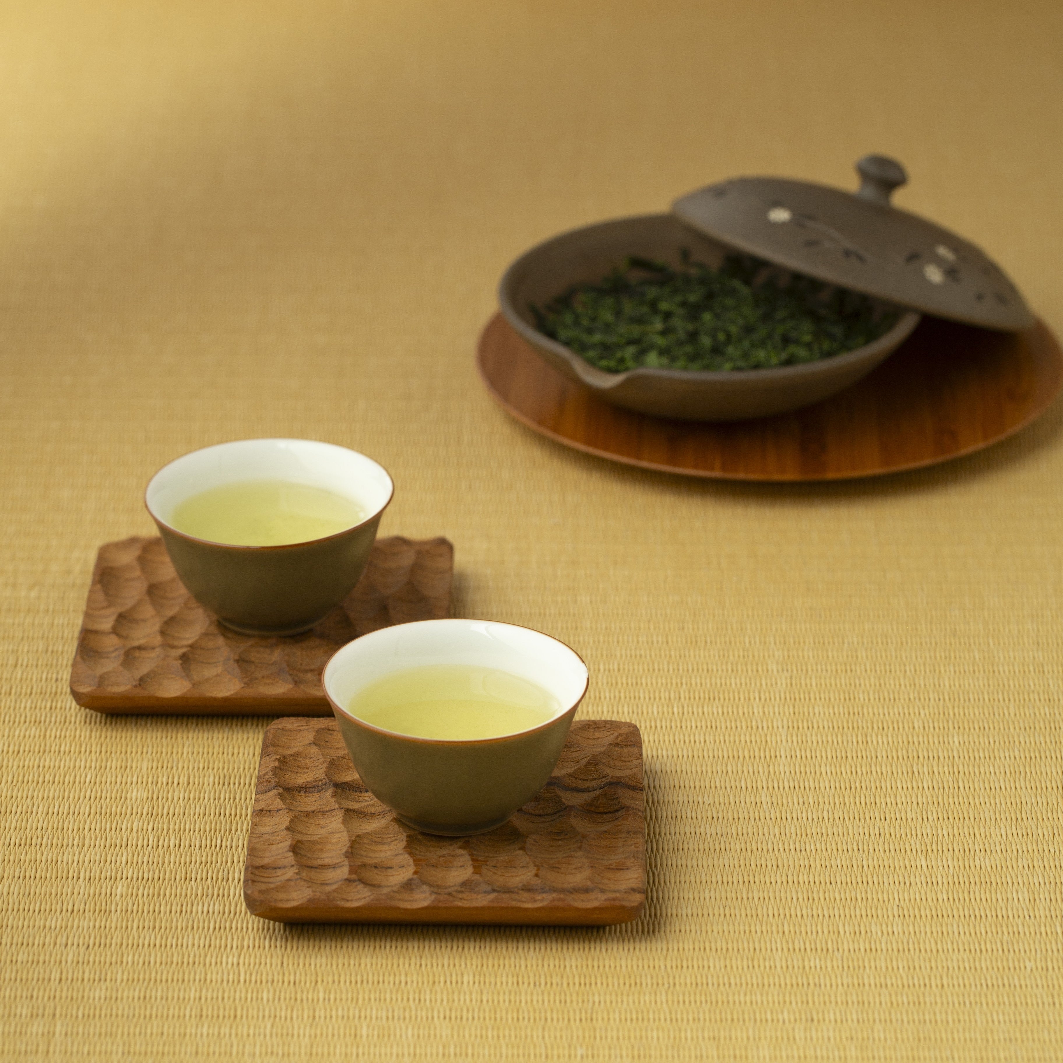 Gyokuro Saiga tea leaves and liquor