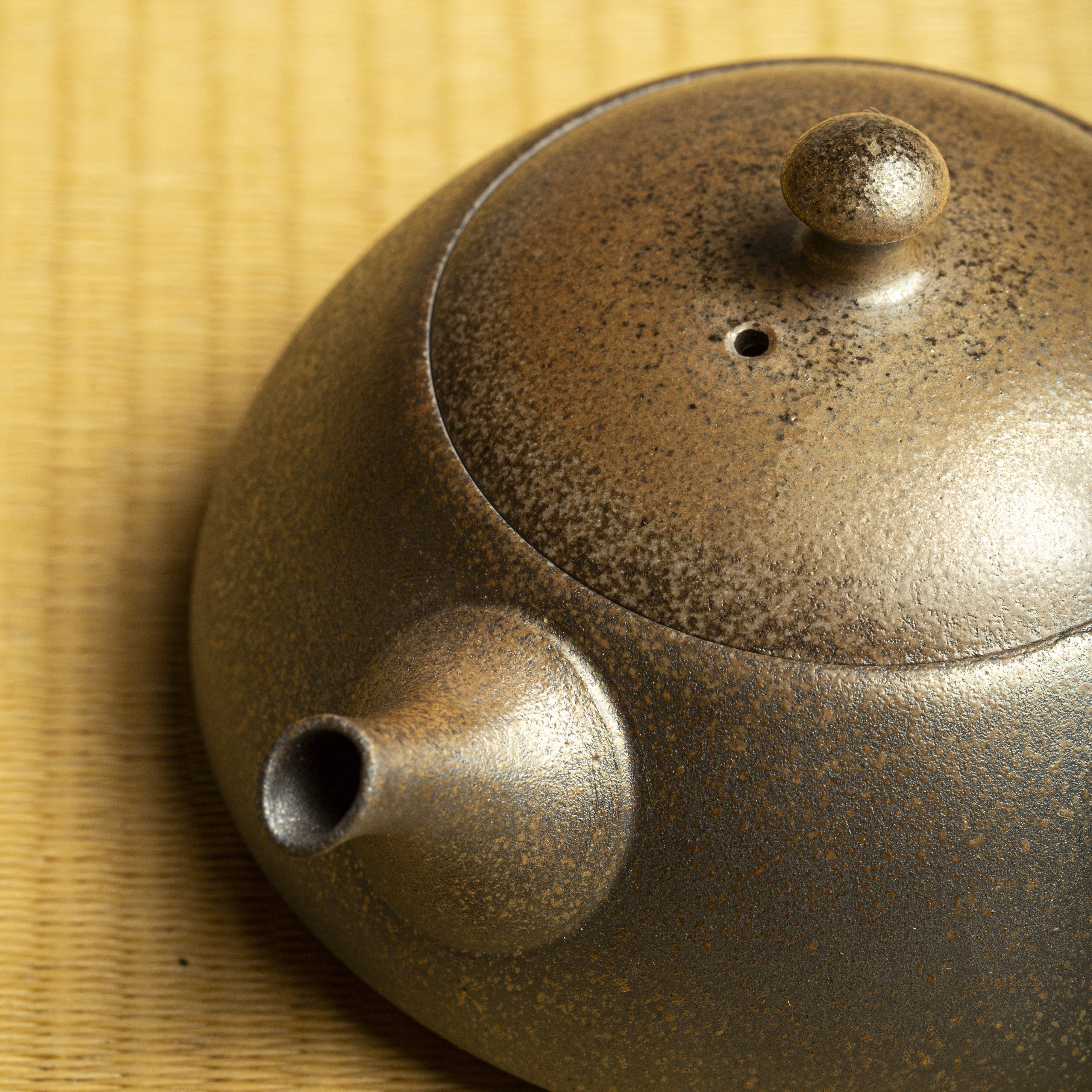 Zoom on kyusu teapot, beautiful metallic color and comfortable shape
