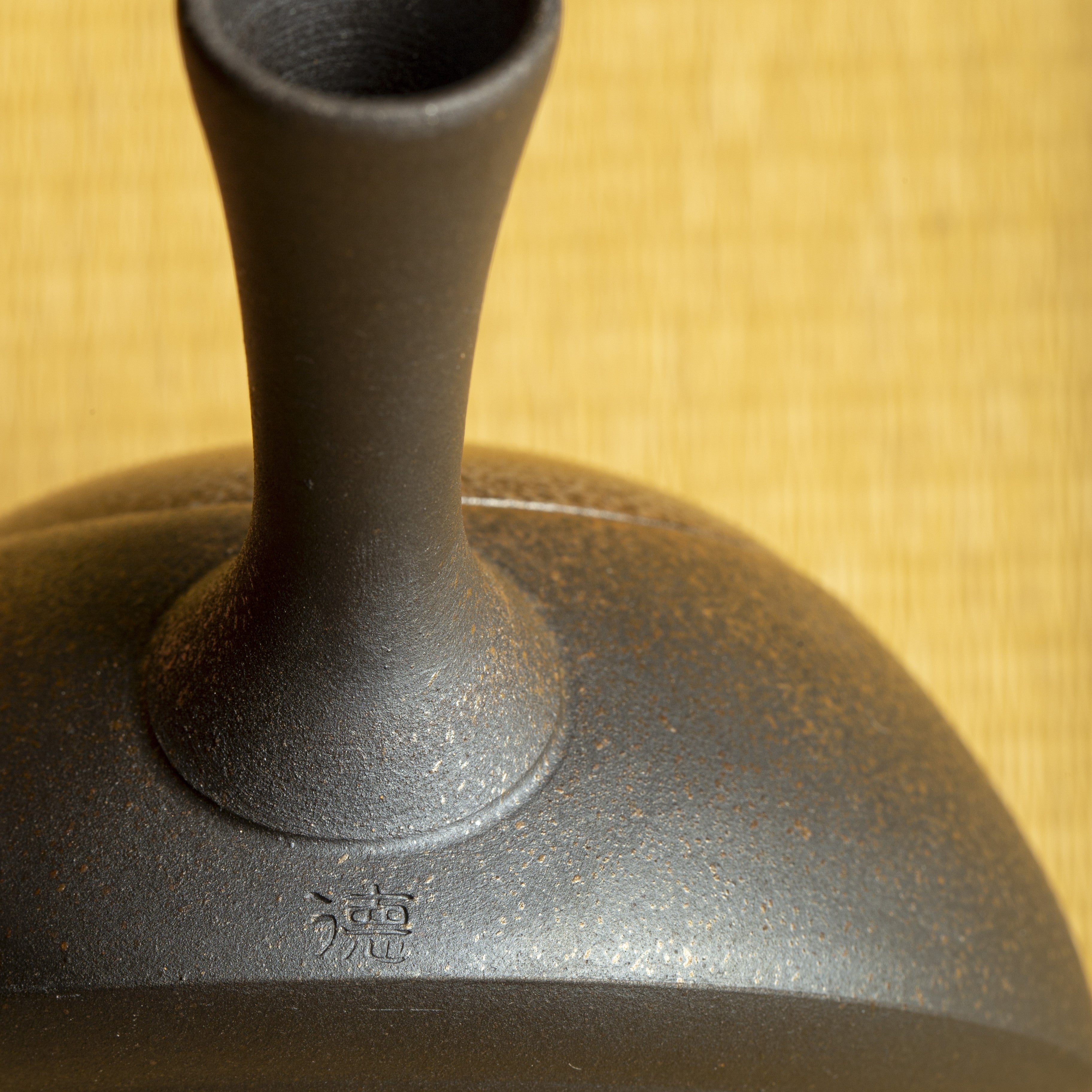 Name of creator (signature) under the handle of kyusu teapot